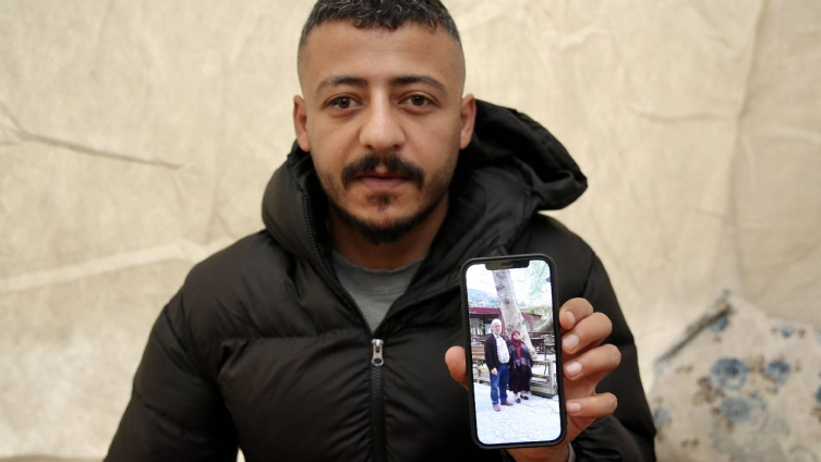 Ailesinden geriye kalan fotoğraflarla teselli buluyor